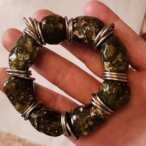 Vintage green gem beaded Stretch bracelet - Picture 3 of 4